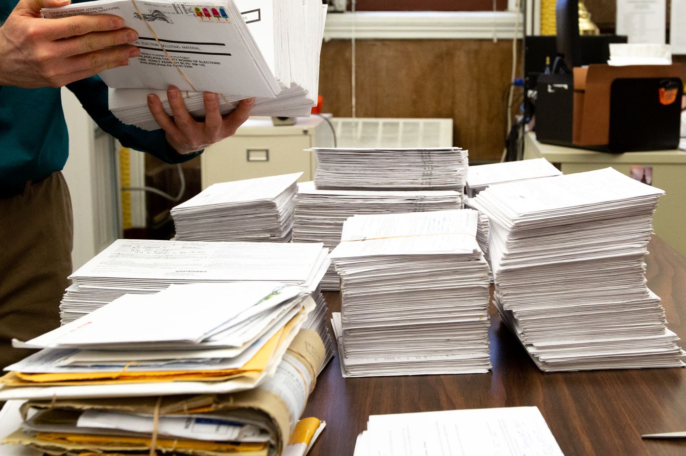 Are Pa.’s absentee-ballot deadlines unconstitutional? What would be the fix? Judges consider whether a lawsuit should move forward.